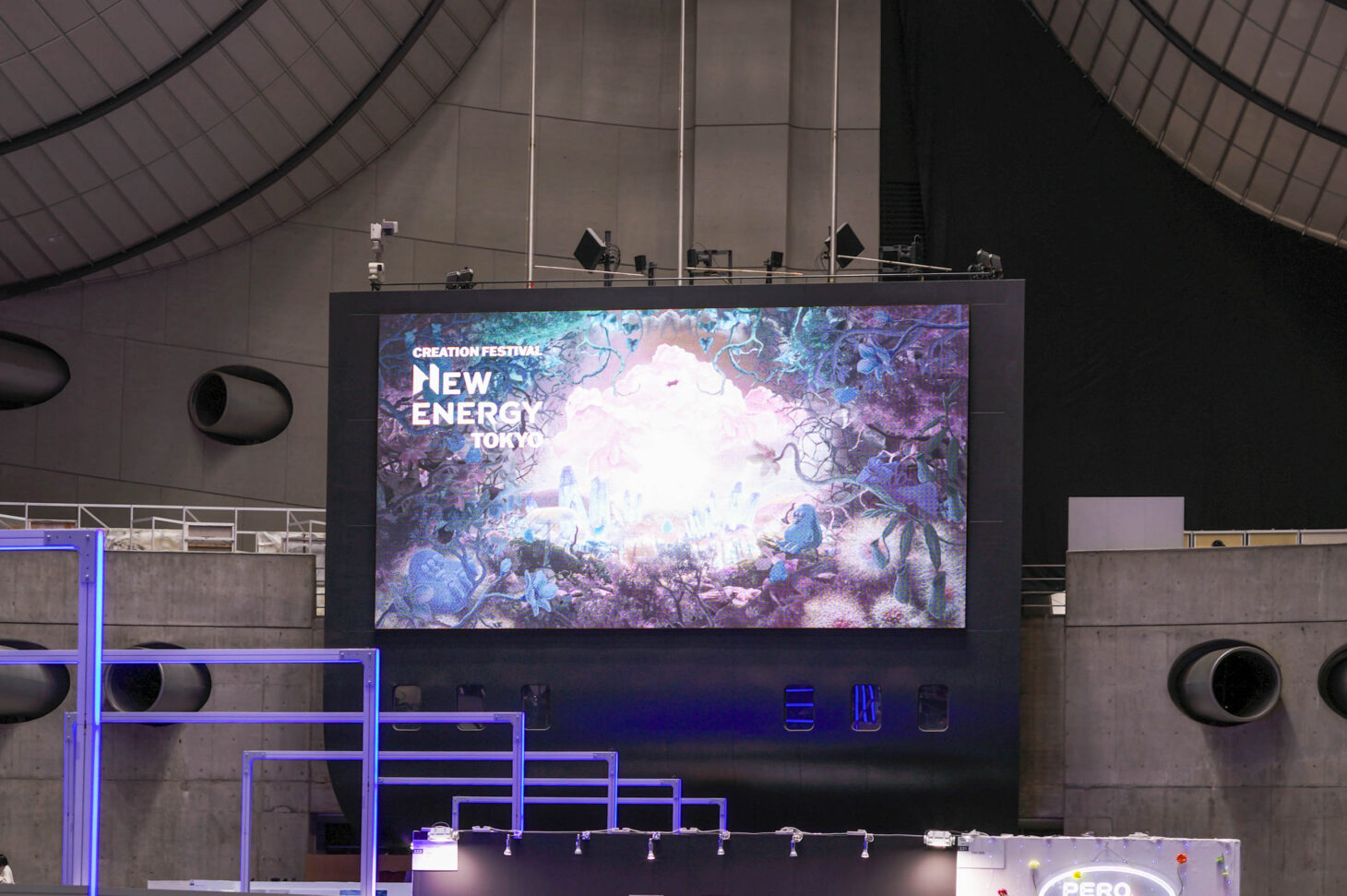 「NEW ENERGY TOKYO」会場のメインビジョン