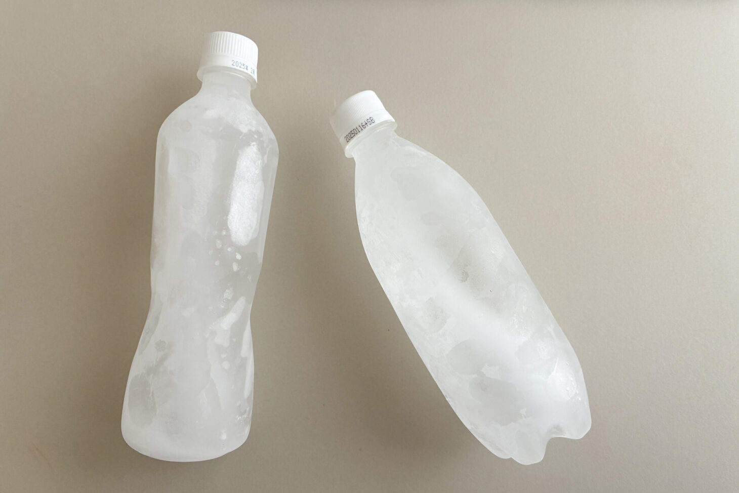 冷凍の水が入ったペットボトル