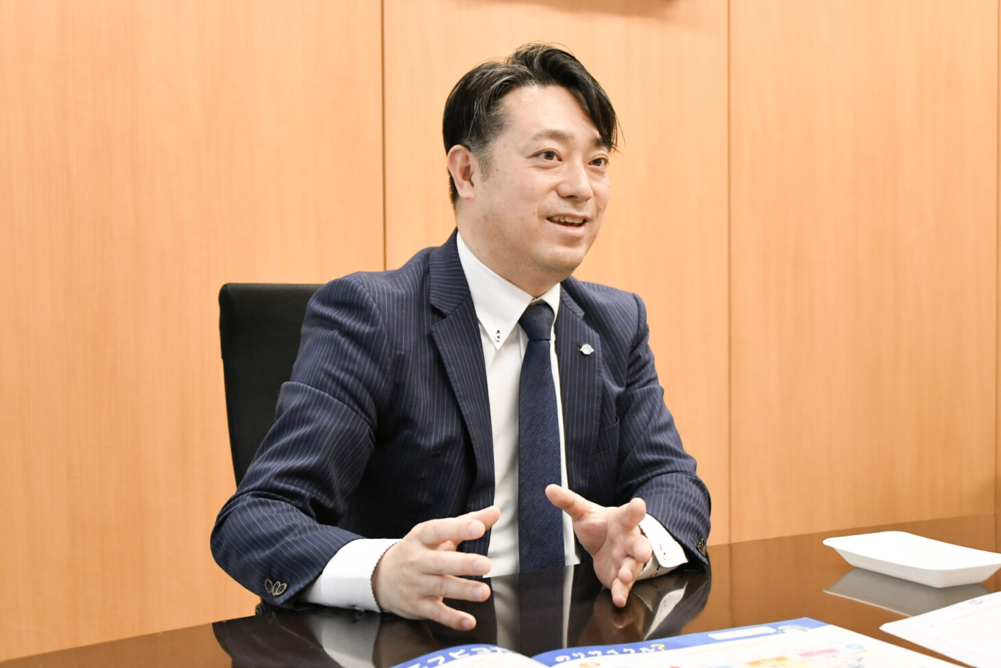 読者にメッセージを伝える若林さん