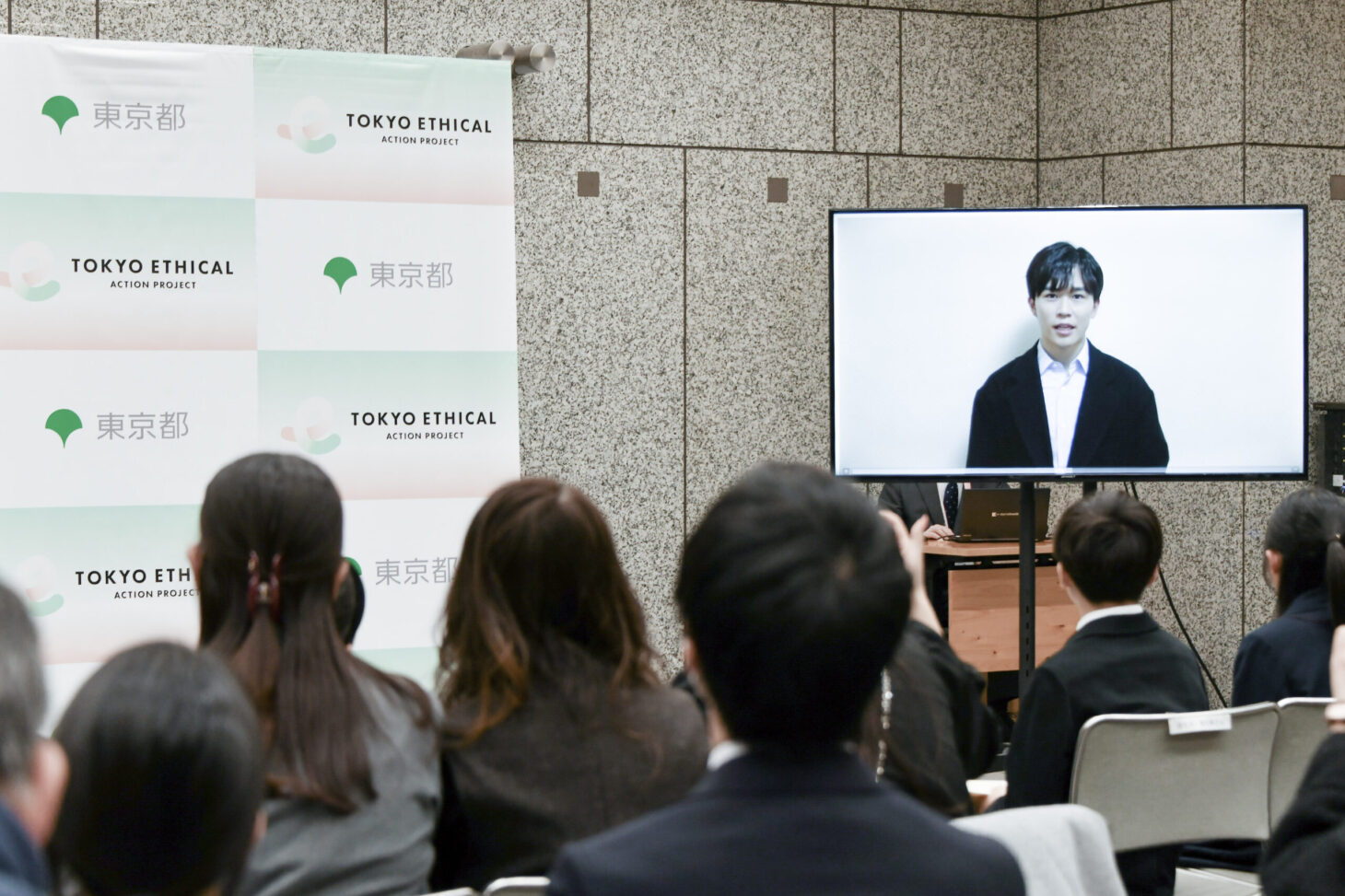 受賞者の子どもたちへビデオメッセージを送るTOKYOエシカルアンバサダー 鈴木福さん