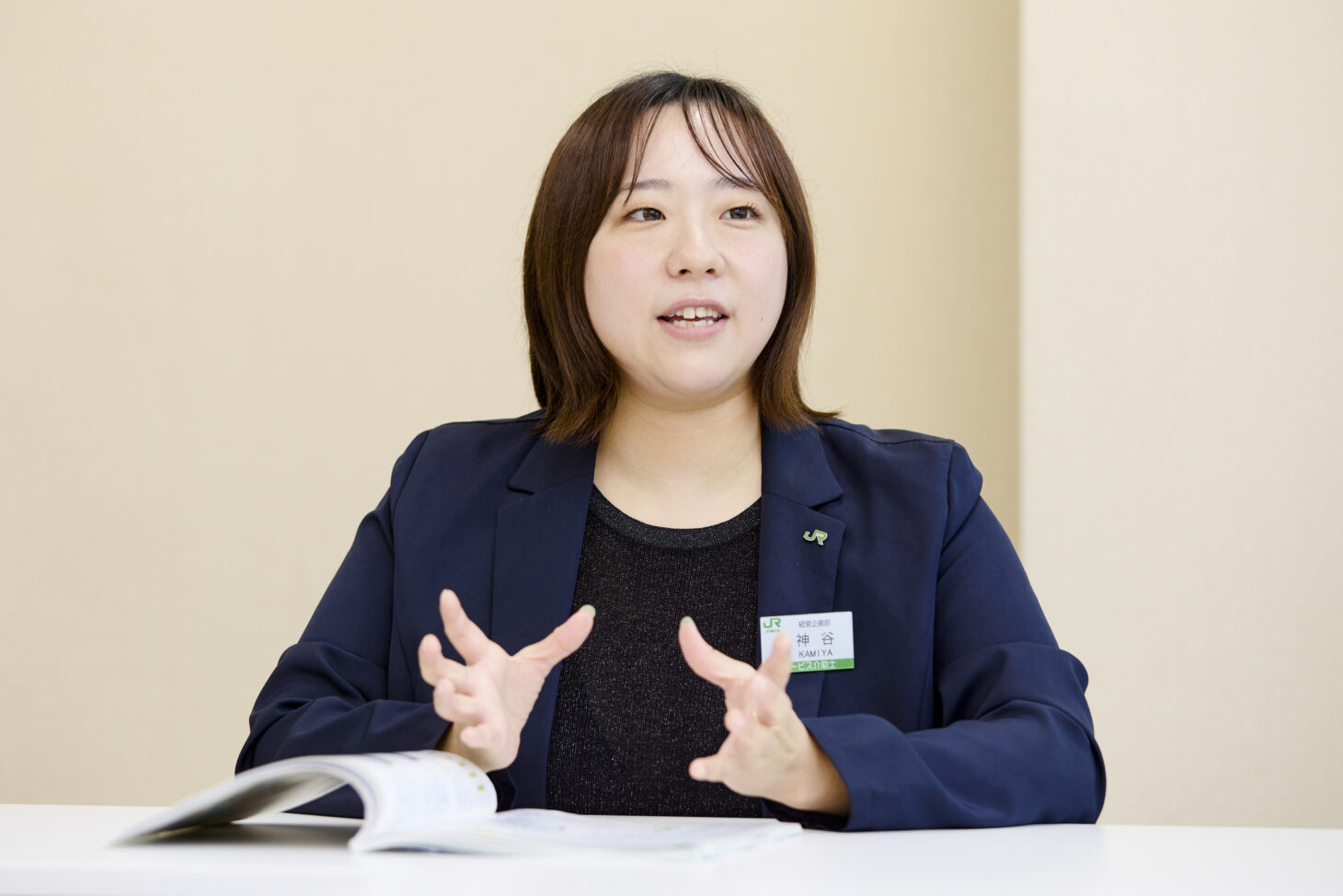 テーブルに着席して話している神谷葵さん